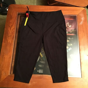 VIVELY Black Plus Size 1X Capris with Pockets